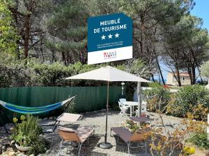 AlbitrecciaPiccula Casa的院子里的标志,带椅子和吊床