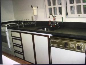 A cozinha ou cozinha compacta de Condo-Resort Juquehy, 4 quartos