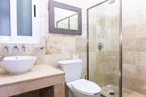 W łazience znajduje się toaleta, umywalka i prysznic. w obiekcie Magic Paradise by BVR w mieście Playa del Carmen