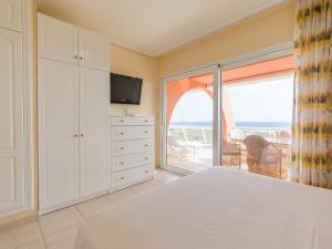 um quarto com uma cama e vista para o oceano em Apartamento Balcon De Jandia em Playa Jandia