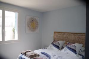 - une chambre blanche avec un lit et une fenêtre dans l'établissement Tout le charme de La Baule-Les -Pins T3 73m2, à La Baule