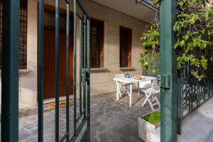 um portão aberto com uma mesa em frente a um edifício em Blu Flat em Bolonha