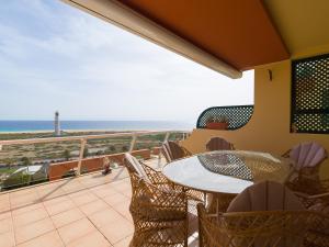 balcón con mesa, sillas y faro en Apartamento Balcon De Jandia en Playa de Jandía