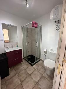 カレタ・デ・フステにあるA-32 Arenasのバスルーム(シャワー、トイレ、シンク付)
