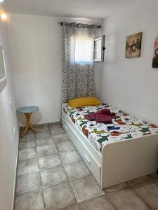 カレタ・デ・フステにあるA-32 Arenasの小さなベッドルーム(掛け布団付きのベッド付)