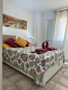 カレタ・デ・フステにあるA-32 Arenasのベッドルーム1室(花の咲く毛布付きのベッド1台付)