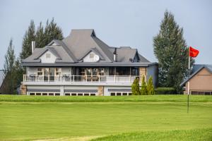 una casa en un campo de golf con un green en 137 Vaal De Grace Golf Estate, en Parys
