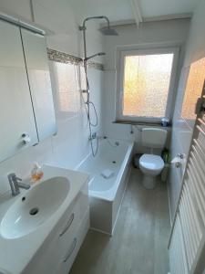 ブラウンラーゲにあるHarzgenußの白いバスルーム(洗面台、トイレ付)