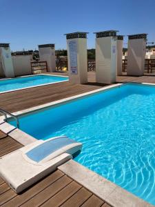 アルマカオ・デ・ペラにあるXperience Algarve - Ocean Terraceの建物の上にあるスイミングプール