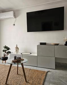 TV a/nebo společenská místnost v ubytování Mirador APARTMENTS BEACH FIRST LINE