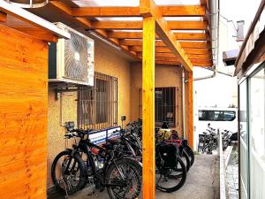 un groupe de vélos garés sur le côté d'un bâtiment dans l'établissement Bavaria City Hostel - Design Hostel, à Füssen