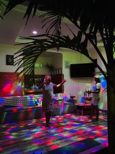 Due ragazze ballano in una stanza con le luci di Konut by Thakuru a Guraidhoo