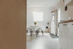 a kitchen and dining room with a table and chairs at WohnungTraveller Völklingen nähe Weltkulturerbe in Völklingen
