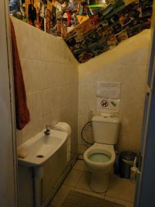 małą łazienkę z toaletą i umywalką w obiekcie 2p. Jardin calme centre-ville w Marsylii