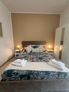 - une chambre avec un grand lit et 2 oreillers dans l'établissement casa Hanna2, à Intra