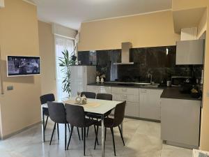 a kitchen with a table and chairs in a room at casa Hanna2 in Intra