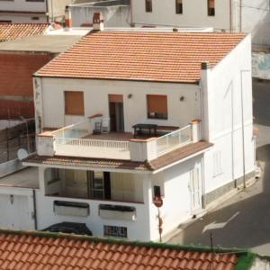 una vista aérea de un edificio blanco con balcón en Domus de Pia en Buggerru
