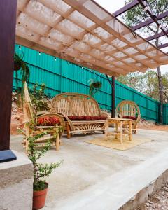 a group of chairs under a wooden pergola at Entre Pinos in Comayagua