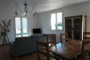 - un salon avec un canapé et une table en bois dans l'établissement Jolie Maison avec jardin et piscine privée, à Sablet