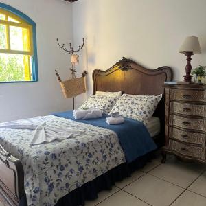 um quarto com uma cama e uma cómoda em Hostel 040 em Itaipava