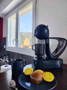 Príslušenstvo na prípravu kávy alebo čaju v ubytovaní Appartement avec une belle vue sur Palalda