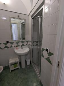 een badkamer met een wastafel en een douche bij Méditerranée in Minori