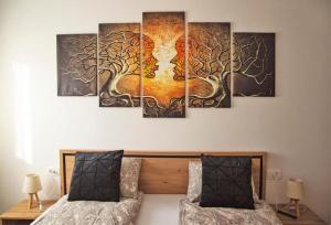 um grupo de pinturas de árvores numa parede em 5 Dream Apartment 5 cu Parcare Privata em Oradea