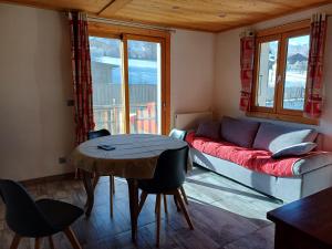 salon z kanapą i stołem w obiekcie chalet Mont-Blanc w mieście Combloux