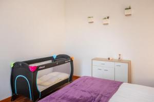 Una cama o camas en una habitación de Gemütliches Nest mit Garten in der Heide