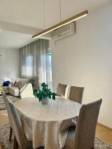 jadalnia ze stołem i krzesłami w obiekcie Apartmani Andric w mieście Trebinje