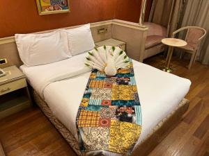 Een bed of bedden in een kamer bij فندق ميس إيجيبت - Miss Egypt Hotel