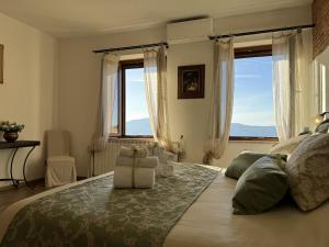 um quarto com uma cama grande e uma janela grande em B&B La Casa del Sarto em Città della Pieve