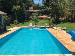 een zwembad met een glijbaan in een tuin bij Casulo da mamys in Itu