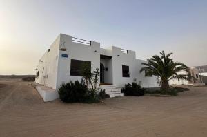 Ein weißes Haus mitten in der Wüste. in der Unterkunft Casa Olga in Caleta de Sebo