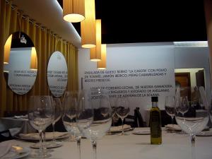 um monte de copos de vinho sentados numa mesa em Hotel La Casota em La Solana