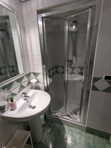 een badkamer met wastafel en douche bij Méditerranée in Minori +9 foto's