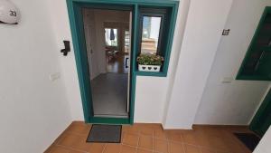 a hallway with a door with a potted plant at Precioso apartamento en Playa Bastián in Costa Teguise