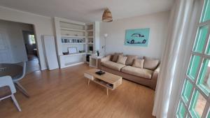 Khu vực ghế ngồi tại Precioso apartamento en Playa Bastián