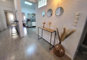 a living room with a vase and mirrors on a wall at Le Refuge du Port, parking privé gratuit in La Ciotat +8 photos