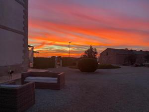 アッリステにあるMasseria Cisternellaのソファ付き駐車場の夕日