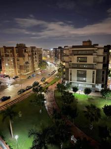 Blick auf eine Stadt mit Gebäuden und einer Straße in der Unterkunft Qronful in Kairo