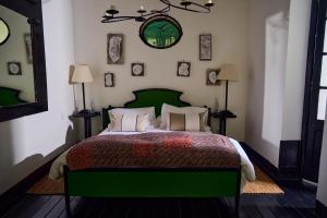 سرير أو أسرّة في غرفة في Hotel Garzón