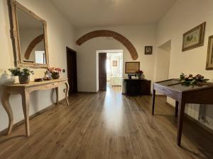 a living room with a table and a mirror at B&B La Casa del Sarto in Città della Pieve