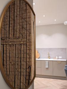 baño con puerta de madera en la cocina en Mere Apartments, en Pärnu