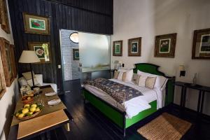 Un dormitorio con una cama y una mesa con un bol de fruta en Hotel Garzón, en Garzón