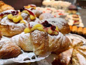 un mucchio di dolci con della frutta sopra di Villa Pensione Mercedes a Sirmione