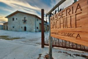 een bord voor een gebouw naast een hek bij Masseria D'Achille in Castel di Sangro