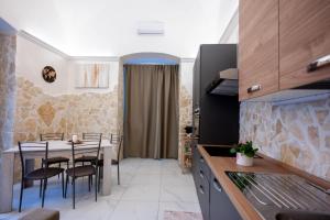 cocina y comedor con mesa y sillas en maison27, en Bari