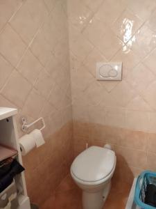een badkamer met een wit toilet in een kamer bij La casa del Sole a Cesena in Cesena