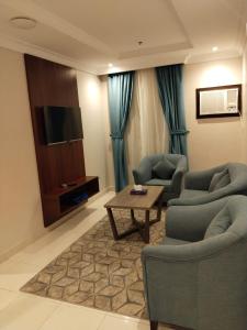 ein Wohnzimmer mit 2 Sofas und einem TV in der Unterkunft شقق اطلالة أبحر للشقق المخدومة in Dschidda